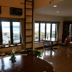 はしもと - 窓が多く明るい店内、向こうに見えるのは山口県彦島です♪