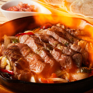 Enjoy a variety of Latin American Cuisine, including ``fajitas'' that burst into flames♪