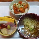 鶴亀 - 日替わりランチ ミニ丼3種（海鮮丼、エビチリ丼、ラーメン）500円