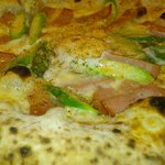 ナポリピッツァ Pizzeria la Rossa - ３月限定　グリーンアスパラとモルタデラのビスマルク