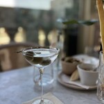 The Dome Milano - 「Bombay Sapphire, Martini, Stirred, Not shaken. Olive」と、ジェームス・ボンドとは真逆のマティーニ