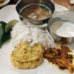 スパイス計画 - 〆のカレー:鰹出汁とトマトのモルディブ風スープカレー、ムング豆の南インド風カレー、ヤリイカと梅肉のアチャール、ライタ ♪