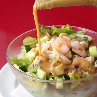 オリジナルドレッシングで食べるサラダは必食！