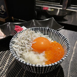 酒肴場 屯 - 海鮮丼¥500（ご飯部分）