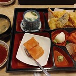Futaba zushi - (2022/5 訪問)あおい弁当2000円。天ぷら・刺身・茶碗蒸し・香の物・デザート・ばらちらしのセット。この天ぷら、油っぽくなく軽い食感でとても食べやすい。