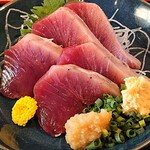 Enomoto - 江の本 ＠西葛西 ランチ かつお刺し定食の脂が乗った鰹 生姜とニンニクを添えて