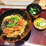 うなぎのねどこ えどがわ - うなぎ屋の賄い丼ご飯少なめ
            吸い物＋香の物