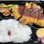 スーパーヤマト - とんかつ弁当（名古屋みそ）322円。