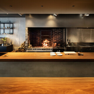 ライブ感あふれるカウンター。上質な空間で過ごす特別な夜