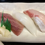 Udon Shichifuku - 寿司三貫　右からマグロ、イカ、カンパチ 
