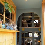 タノカンダ珈琲 - 上下段にカフェスペース、中断に2人がけの小上がりにちゃぶ台