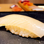 鮨うめざわ - この「シロイカ」が熟成度バッチリでねっとり柔かで甘み強め