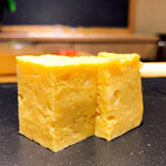 鮨うめざわ - 目の前でカットされる厚焼き玉子焼き