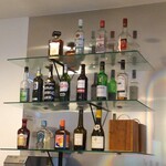 フィエルテ - 食後酒の棚（2段目左端がシャルトリューズ）