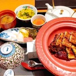 たて涌 - うなぎは愛知県三河産、お米は福井のコシヒカリ。シジミの味噌汁に餡のかかったアオサの茶碗蒸し、お漬物も種類が多く、土鍋に入った約三膳分のご飯も飽きる事無く完食。デザートにプリンまで付いていました