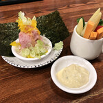 大衆食堂 てんぐ大ホール - 海苔巻きとろたくタワー429円と野菜スティック（アンチョビマヨ）429円。ごはんのないとろたくは肴に最高！　思いのほか量があり、海苔だけ60円で追加しました。野菜スティックは新鮮でアンチョビマヨのソースでおかわりしたいくらい