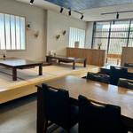 うなぎ 一富士 - 座敷とテーブル席