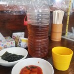 食堂ユリ - お約束の韓国海苔とカクテギですお茶をペットボトルで出すのは健在(^.^)