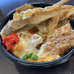 ココリコ - 料理写真:カツ丼は大きくてボリューム満点！