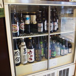 ぶんぶく - 冷蔵庫には日本酒が色々入っています