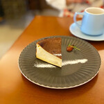 カフェ&ヘアーサロン リバーブ - バスクドチーズケーキ　奥はブレンド珈琲