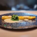 ラヴァンドール - フランス産ホワイトアスパラのグリル 焦がし新玉葱のソース