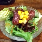 野生肉料理専門 じびえーる - まずはサラダから。鹿の生ハムが存在を主張しています。