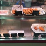 西山商店 - ショーケース（無くても揚げてくれます）