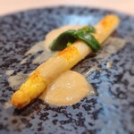 ラヴァンドール - バターや卵黄系のソースではなくて、焦がし新玉葱のソースというところも面白い。野菜の味わいをストレートに感じて美味しいです。