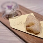 ラヴァンドール - 鱚はリンゴ酢でマリネされ、甘味があってベニエのアクセントになっています。