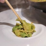 ラヴァンドール - カレー風味バターソースを絡めた春キャベツを敷いて