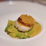 ラヴァンドール - 大きな貝柱の帆立貝が盛られます。