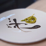 ラヴァンドール - アスパラソバージュとイカ墨ソースが飾られ