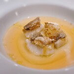 ラヴァンドール - 香ばしく、食感がいい鱗焼き。身はふっくらで味わいはしっかり。ピュレとスープか優しく包んでくれているような一皿でした。