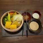 Toyosu Chokusou Sengyo To Kamameshi Nidaime Uoyoshi - 彩り野菜の蒸篭蒸し