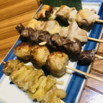 博多串焼き・野菜巻き なまいき - 串焼きは盛り合わせのみ。皮、つくね、砂肝、正肉、ネギマでした