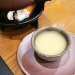 竜吟虎嘯 - 牛骨スープは白濁して豊かなコクがあり、韓国風のテールスープを連想させる