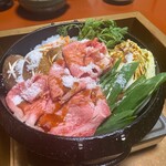 金谷 - まず伊賀牛を堪能した後は野菜や肉を並べてくつくつ煮ていく