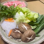 金谷 本店 - 野菜たち 右側に新玉の葉がある