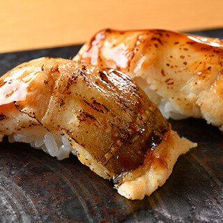 请品尝主厨推荐的“海鳗寿司”。