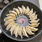 石松餃子  - 油を敷いたフライパンに円形に餃子を並べて水200mlを加えてから蓋をして、強火で7分