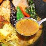 Cious Deli - 鶏ガラをベースに、昆布・フルーツ・香味野菜などを加えたスープ。塩気も強めで、パワフルな印象だ