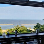 和カフェ たらそ - テラス席より海を眺める