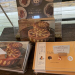 Patisserie Kuronekoken - Books Related to the Restaurant