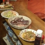 焼き鳥　柳屋 - カウンターには手作り料理が並べられてます