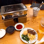 焼肉大門 - 店内は小綺麗だったが、テーブルの注文には昔ながらの焼肉ロースターが鎮座する