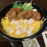 魚丼 - 126番の煮ホタテ生ホタテ丼580円（税込）