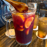 Yonchome Cafe - 【2022年05月】自家製サングリア（ピッチャー）＠2,000円(込)、カミさんは注ぐ前から軽く混ぜ混ぜしてます。
