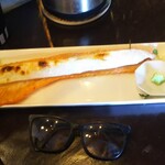 うみからそらへ - サーモンハラスの塩焼き メガネは比較用