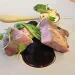 Derire - 鹿児島の六白黒豚のロースト シェリーヴィネガーのソース えごま、焼き茄子のピューレ カブ 黄色インゲン